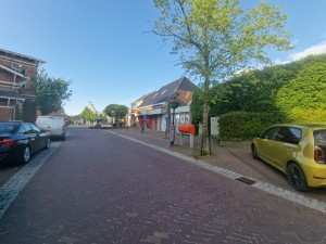 
                            <b>Straat met geparkeerde auto's en winkels in een rustige omgeving.</b><br>
                                                        <b>ISO:</b> 50 | <b>Sluitertijd:</b> 1/662 | <b>Diafragma:</b> f/2.2 | <b>Datum:</b> 2025-05-08

                        