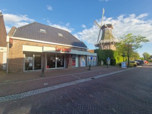 
                            <b>Bruna winkel naast een traditionele windmolen in winsum.</b><br>
                                                        <b>ISO:</b> 50 | <b>Sluitertijd:</b> 1/850 | <b>Diafragma:</b> f/2.2 | <b>Datum:</b> 2025-05-08

                        