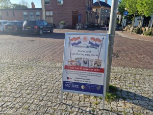 
                            <b>Poster voor tentoonstelling kinderboek over oorlog en vrede, 5 mei - 15 augustus.</b><br>
                                                        <b>ISO:</b> 50 | <b>Sluitertijd:</b> 1/5435 | <b>Diafragma:</b> f/1.8 | <b>Datum:</b> 2025-05-08

                        