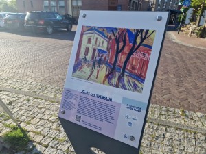 
                            <b>Een informatiebord toont een kleurrijk schilderij van een straat in Winsum.</b><br>
                                                        <b>ISO:</b> 50 | <b>Sluitertijd:</b> 1/4274 | <b>Diafragma:</b> f/1.8 | <b>Datum:</b> 2025-05-08

                        