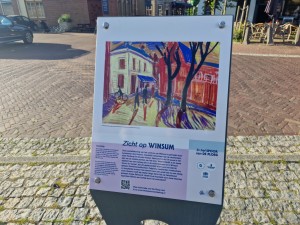 
                            <b>Informatiebord met kleurrijke illustratie van Winsum-expositie in openbare ruimte.</b><br>
                                                        <b>ISO:</b> 50 | <b>Sluitertijd:</b> 1/425 | <b>Diafragma:</b> f/1.8 | <b>Datum:</b> 2025-05-08

                        