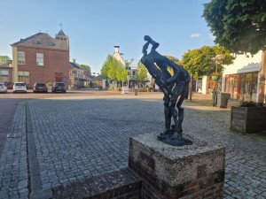 
                            <b>Abstract beeldhouwwerk van een staande figuur op een plein met stenen.</b><br>
                                                        <b>ISO:</b> 50 | <b>Sluitertijd:</b> 1/369 | <b>Diafragma:</b> f/1.8 | <b>Datum:</b> 2025-05-08

                        