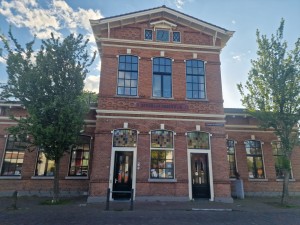
                            <b>Voormalig openbaar onderwijs met grote ramen en dubbele deuren.</b><br>
                                                        <b>ISO:</b> 50 | <b>Sluitertijd:</b> 1/548 | <b>Diafragma:</b> f/1.8 | <b>Datum:</b> 2025-05-08

                        
