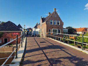 
                            <b>Bakstenen brug met traditionele Nederlandse huizen op de achtergrond.</b><br>
                                                        <b>ISO:</b> 50 | <b>Sluitertijd:</b> 1/766 | <b>Diafragma:</b> f/1.8 | <b>Datum:</b> 2025-05-08

                        