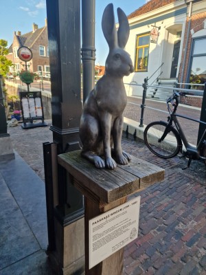 
                            <b>Standbeeld van een grote haas op houten sokkel.</b><br>
                                                        <b>ISO:</b> 50 | <b>Sluitertijd:</b> 1/235 | <b>Diafragma:</b> f/1.8 | <b>Datum:</b> 2025-05-08

                        