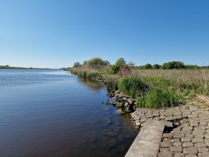 
                            <b>Rustig meer met oeverbegroeiing en heldere lucht.</b><br>
                                                        <b>ISO:</b> 50 | <b>Sluitertijd:</b> 1/12658 | <b>Diafragma:</b> f/1.8 | <b>Datum:</b> 2025-05-08

                        