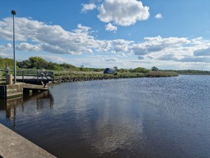 
                            <b>Rustige rivier met stenen kade en geparkeerde auto in de verte.</b><br>
                                                        <b>ISO:</b> 50 | <b>Sluitertijd:</b> 1/16667 | <b>Diafragma:</b> f/1.8 | <b>Datum:</b> 2025-05-08

                        