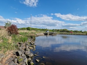 
                            <b>Stenen oever bij het water met steiger.</b><br>
                                                        <b>ISO:</b> 50 | <b>Sluitertijd:</b> 1/11494 | <b>Diafragma:</b> f/1.8 | <b>Datum:</b> 2025-05-08

                        
