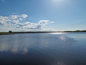 
                            <b>Uitgestrekt wateroppervlak met schittering van zonlicht onder deels bewolkte hemel.</b><br>
                                                        <b>ISO:</b> 50 | <b>Sluitertijd:</b> 1/18519 | <b>Diafragma:</b> f/1.8 | <b>Datum:</b> 2025-05-08

                        