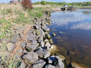 
                            <b>Stenen oever met rustig water en een steiger op de achtergrond.</b><br>
                                                        <b>ISO:</b> 50 | <b>Sluitertijd:</b> 1/5525 | <b>Diafragma:</b> f/1.8 | <b>Datum:</b> 2025-05-08

                        