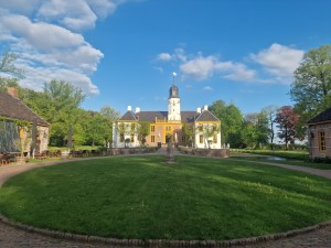 
                            <b>Landgoed Fraeylemaborg, omgeven door grasveld en symmetrische bijgebouwen.</b><br>
                                                        <b>ISO:</b> 50 | <b>Sluitertijd:</b> 1/860 | <b>Diafragma:</b> f/1.8 | <b>Datum:</b> 2025-05-05

                        