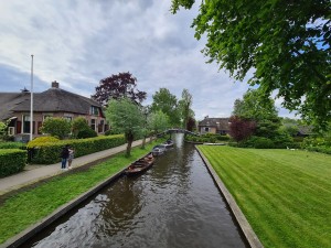 
                            <b>Rustige rivier met boten, omringd door groen en traditionele huizen.</b><br>
                                                        <b>ISO:</b> 64 | <b>Sluitertijd:</b> 1/1212 | <b>Diafragma:</b> f/2.2 | <b>Datum:</b> 2023-05-20

                        