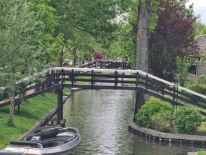 
                            <b>Houten voetbruggen over een rustige gracht met aangemeerde boot.</b><br>
                                                        <b>ISO:</b> 50 | <b>Sluitertijd:</b> 1/100 | <b>Diafragma:</b> f/3.5 | <b>Datum:</b> 2023-05-20

                        