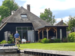 
                            <b>Man loopt naar huis met rieten dak, bootje aan aanlegsteiger.</b><br>
                                                        <b>ISO:</b> 50 | <b>Sluitertijd:</b> 1/621 | <b>Diafragma:</b> f/1.8 | <b>Datum:</b> 2023-05-20

                        