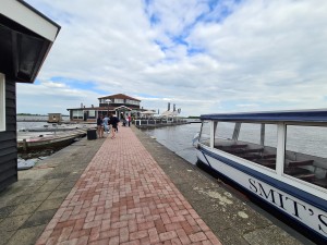 
                            <b>Steiger met restaurant en aangemeerde boot op het water.</b><br>
                                                        <b>ISO:</b> 64 | <b>Sluitertijd:</b> 1/1024 | <b>Diafragma:</b> f/2.2 | <b>Datum:</b> 2023-05-20

                        