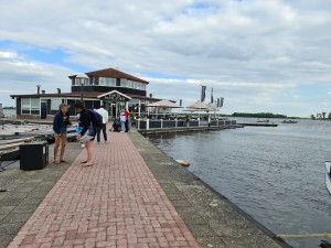 
                            <b>Mensen ontspannen bij een paviljoen aan het water met aangemeerde boten.</b><br>
                                                        <b>ISO:</b> 50 | <b>Sluitertijd:</b> 1/490 | <b>Diafragma:</b> f/1.8 | <b>Datum:</b> 2023-05-20

                        