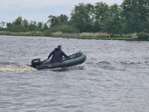 
                            <b>Persoon bestuurt een opblaasboot met buitenboordmotor op het water.</b><br>
                                                        <b>ISO:</b> 50 | <b>Sluitertijd:</b> 1/225 | <b>Diafragma:</b> f/3.5 | <b>Datum:</b> 2023-05-20

                        