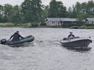 
                            <b>Twee mensen varen in motorboten op het water.</b><br>
                                                        <b>ISO:</b> 50 | <b>Sluitertijd:</b> 1/212 | <b>Diafragma:</b> f/3.5 | <b>Datum:</b> 2023-05-20

                        