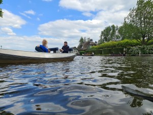 
                            <b>Twee mensen ontspannen in een boot op rustig water.</b><br>
                                                        <b>ISO:</b> 50 | <b>Sluitertijd:</b> 1/624 | <b>Diafragma:</b> f/1.8 | <b>Datum:</b> 2023-05-20

                        