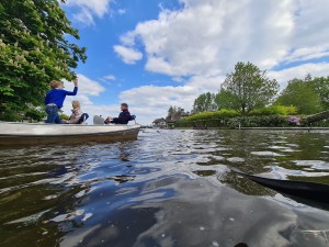 
                            <b>Personen varen in een motorboot op een rustige, brede rivier.</b><br>
                                                        <b>ISO:</b> 64 | <b>Sluitertijd:</b> 1/1408 | <b>Diafragma:</b> f/2.2 | <b>Datum:</b> 2023-05-20

                        