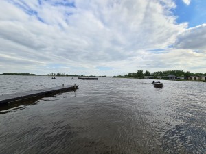 
                            <b>Meer met dokken en een boot op het water.</b><br>
                                                        <b>ISO:</b> 64 | <b>Sluitertijd:</b> 1/1328 | <b>Diafragma:</b> f/2.2 | <b>Datum:</b> 2023-05-20

                        