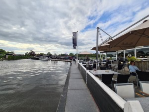 
                            <b>Terras aan het water met tafels, stoelen en voorbijvarende boten.</b><br>
                                                        <b>ISO:</b> 64 | <b>Sluitertijd:</b> 1/1552 | <b>Diafragma:</b> f/2.2 | <b>Datum:</b> 2023-05-20

                        