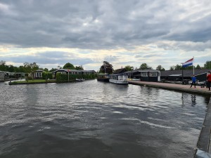 
                            <b>Boot aan steiger naast waterkant met Nederlandstalige vlag.</b><br>
                                                        <b>ISO:</b> 50 | <b>Sluitertijd:</b> 1/980 | <b>Diafragma:</b> f/1.8 | <b>Datum:</b> 2023-05-20

                        