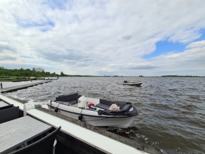 
                            <b>Twee boten aan meer, één dicht bij een aanlegsteiger.</b><br>
                                                        <b>ISO:</b> 64 | <b>Sluitertijd:</b> 1/1308 | <b>Diafragma:</b> f/2.2 | <b>Datum:</b> 2023-05-20

                        
