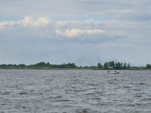 
                            <b>Een klein bootje vaart op een uitgestrekt meer.</b><br>
                                                        <b>ISO:</b> 50 | <b>Sluitertijd:</b> 1/363 | <b>Diafragma:</b> f/3.5 | <b>Datum:</b> 2023-05-20

                        