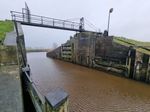 
                            <b>Oude sluis bij de slaperdijk met houten deuren, klaar voor waterbeheer en scheepvaart.</b><br>
                                                        <b>ISO:</b> 50 | <b>Sluitertijd:</b> 1/291 | <b>Diafragma:</b> f/2.2 | <b>Datum:</b> 2024-01-13

                        