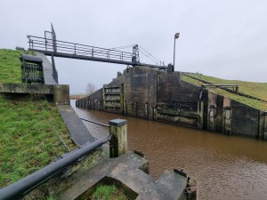 
                            <b>Oude sluis bij de slaperdijk met houten deuren en metaalconstructie, omringd door gras.</b><br>
                                                        <b>ISO:</b> 50 | <b>Sluitertijd:</b> 1/306 | <b>Diafragma:</b> f/2.2 | <b>Datum:</b> 2024-01-13

                        