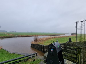 
                            <b>Boezemkanaal en uitgestrekte groene weilanden op de achtergrond.</b><br>
                                                        <b>ISO:</b> 50 | <b>Sluitertijd:</b> 1/410 | <b>Diafragma:</b> f/2.2 | <b>Datum:</b> 2024-01-13

                        