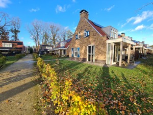 
                            <b>Moderne stenen vakantiehuizen van Landal met karakteristieke dakvorm en grote raamopeningen.</b><br>
                                                        <b>ISO:</b> 64 | <b>Sluitertijd:</b> 1/540 | <b>Diafragma:</b> f/2.2 | <b>Datum:</b> 2023-11-13

                        