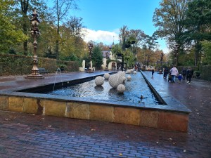 
                            <b>Decoratieve fontein met bolvormige elementen op een plein met wandelaars, bij de Efteling.</b><br>
                                                        <b>ISO:</b> 50 | <b>Sluitertijd:</b> 1/121 | <b>Diafragma:</b> f/1.8 | <b>Datum:</b> 2023-11-15

                        