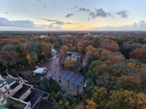 
                            <b>Pretpark met kleurrijk herfstbos en drukke wandelpaden vanuit luchtperspectief.</b><br>
                                                        <b>ISO:</b> 125 | <b>Sluitertijd:</b> 1/104 | <b>Diafragma:</b> f/2.2 | <b>Datum:</b> 2023-11-15

                        