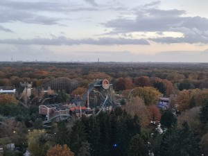 
                            <b>Grote achtbaan met kleurrijke herfstbomen in een pretpark.</b><br>
                                                        <b>ISO:</b> 200 | <b>Sluitertijd:</b> 1/100 | <b>Diafragma:</b> f/1.8 | <b>Datum:</b> 2023-11-15

                        