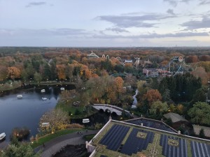 
                            <b>Pretpark met attracties tussen herfstkleuren, water en brug zichtbaar vanuit hoog perspectief.</b><br>
                                                        <b>ISO:</b> 320 | <b>Sluitertijd:</b> 1/100 | <b>Diafragma:</b> f/1.8 | <b>Datum:</b> 2023-11-15

                        