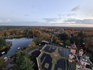 
                            <b>Sprookjesachtig uitzicht over themapark en attracties vanuit vogelperspectief.</b><br>
                                                        <b>ISO:</b> 200 | <b>Sluitertijd:</b> 1/50 | <b>Diafragma:</b> f/2.2 | <b>Datum:</b> 2023-11-15

                        