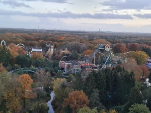 
                            <b>Pretpark met achtbanen tussen kleurrijke herfstbomen, attracties verspreid in landschap.</b><br>
                                                        <b>ISO:</b> 400 | <b>Sluitertijd:</b> 1/100 | <b>Diafragma:</b> f/1.8 | <b>Datum:</b> 2023-11-15

                        