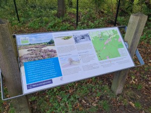 
                            <b>Informatiebord over de Loonse en Drunense Duinen met wandelroutes.</b><br>
                                                        <b>ISO:</b> 50 | <b>Sluitertijd:</b> 1/100 | <b>Diafragma:</b> f/1.8 | <b>Datum:</b> 2023-11-14

                        