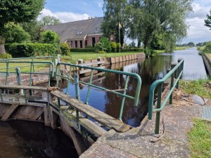
                            <b>Sluis met water, groene omheining en huis op de achtergrond.</b><br>
                                                        <b>ISO:</b> 50 | <b>Sluitertijd:</b> 1/628 | <b>Diafragma:</b> f/1.8 | <b>Datum:</b> 2024-08-04

                        