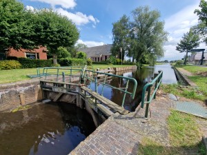 
                            <b>Sluis met houten brug en groene omheining bij waterweg.</b><br>
                                                        <b>ISO:</b> 50 | <b>Sluitertijd:</b> 1/1597 | <b>Diafragma:</b> f/2.2 | <b>Datum:</b> 2024-08-04

                        