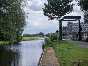 
                            <b>Kanaal met brug, omringd door groen en huis aan de oever.</b><br>
                                                        <b>ISO:</b> 50 | <b>Sluitertijd:</b> 1/2618 | <b>Diafragma:</b> f/2.4 | <b>Datum:</b> 2024-08-04

                        
