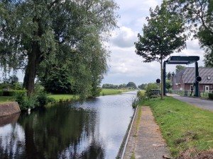 
                            <b>Een rustige rivier met een brug en groene bomen langs de oever.</b><br>
                                                        <b>ISO:</b> 50 | <b>Sluitertijd:</b> 1/1033 | <b>Diafragma:</b> f/1.8 | <b>Datum:</b> 2024-08-04

                        
