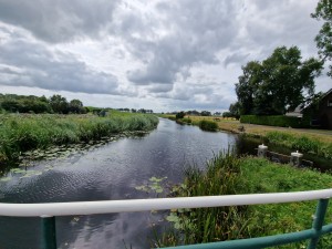 
                            <b>Breed kanaal met lelies, omgeven door groen en landelijke huizen.</b><br>
                                                        <b>ISO:</b> 50 | <b>Sluitertijd:</b> 1/3650 | <b>Diafragma:</b> f/2.2 | <b>Datum:</b> 2024-08-04

                        