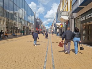 
                            <b>Winkelstraat met mensen die wandelen en winkels aan weerszijden.</b><br>
                                                        <b>ISO:</b> 50 | <b>Sluitertijd:</b> 1/12658 | <b>Diafragma:</b> f/1.8 | <b>Datum:</b> 2025-05-26

                        
