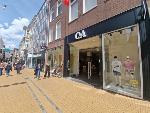 
                            <b>Winkelstraat met etalage en voorbijgangers, C&A modezaak prominent in beeld.</b><br>
                                                        <b>ISO:</b> 50 | <b>Sluitertijd:</b> 1/1522 | <b>Diafragma:</b> f/2.2 | <b>Datum:</b> 2025-05-26

                        