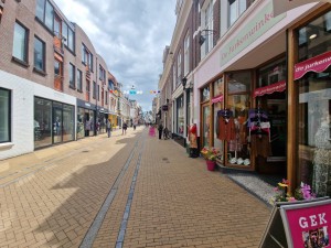 
                            <b>Winkelstraat met kleurrijke kledingwinkel, rustige sfeer, enkele voetgangers in de verte.</b><br>
                                                        <b>ISO:</b> 50 | <b>Sluitertijd:</b> 1/1597 | <b>Diafragma:</b> f/2.2 | <b>Datum:</b> 2025-05-26

                        