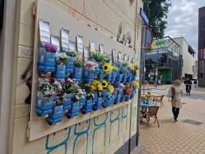 
                            <b>Melkpakken met kleurrijke bloemen bevestigd aan een muur als kunstinstallatie.</b><br>
                                                        <b>ISO:</b> 50 | <b>Sluitertijd:</b> 1/1024 | <b>Diafragma:</b> f/1.8 | <b>Datum:</b> 2025-05-26

                        