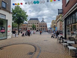 
                            <b>Drukke winkelstraat met kleurrijke vlaggen en historische gebouwen op de achtergrond.</b><br>
                                                        <b>ISO:</b> 50 | <b>Sluitertijd:</b> 1/906 | <b>Diafragma:</b> f/1.8 | <b>Datum:</b> 2025-05-26

                        